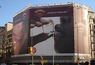 Lona publicitària de Baileys al Pg. Gràcia, 54